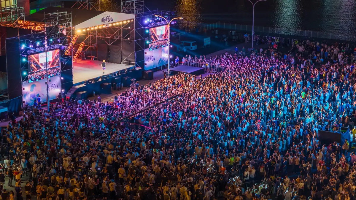 ▲「2025臺南夏日音樂節－將軍吼」即將於今、明兩日在臺南將軍漁港震撼回歸，首次施放「16吋煙火彈」。本文整理卡司、節目表、煙火施放時間、直播等資訊一次看。圖為往年盛況。（圖／台南市觀旅局提供）