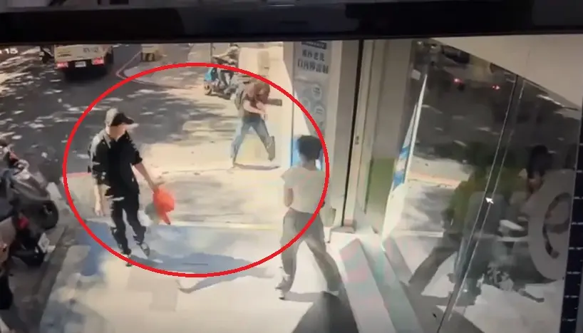 ▲新北市捷運頂溪站2號出口旁大樓，外牆突然發生磁磚掉落，嚇壞路過民眾。（圖／翻攝畫面）