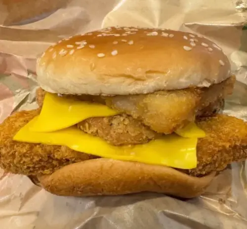 ▲漢堡王「三牲漢堡」，內含三種肉品，直接一次滿足中元普渡三牲需求，不少人都狂讚。（圖/Threads）