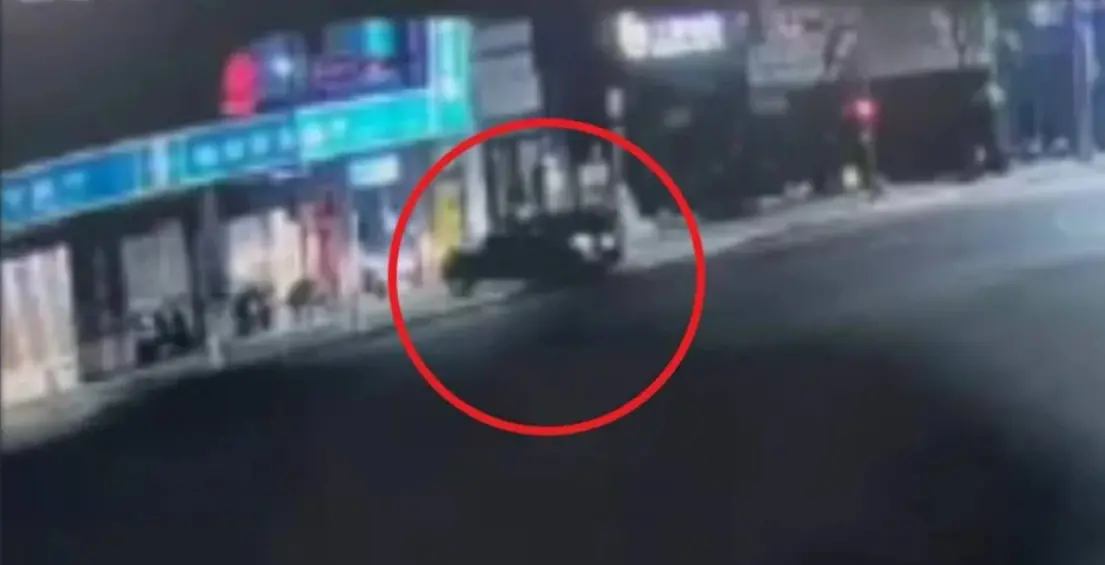 ▲台中市南屯區銀行ATM凌晨遭酒駕男子撞擊，造成玻璃門碎裂、騎樓機車受損。（圖／翻攝畫面）