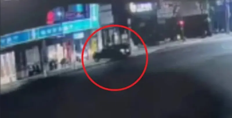 ▲台中市南屯區銀行ATM凌晨遭酒駕男子撞擊，造成玻璃門碎裂、騎樓機車受損。（圖／翻攝畫面）