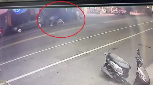 ▲台東市區5日凌晨發生鬥毆、槍擊案，大同路上的一間酒吧遭人砸店，不久後漢陽北路就發生槍擊事件，造成多人受傷送醫。（圖／翻攝畫面）