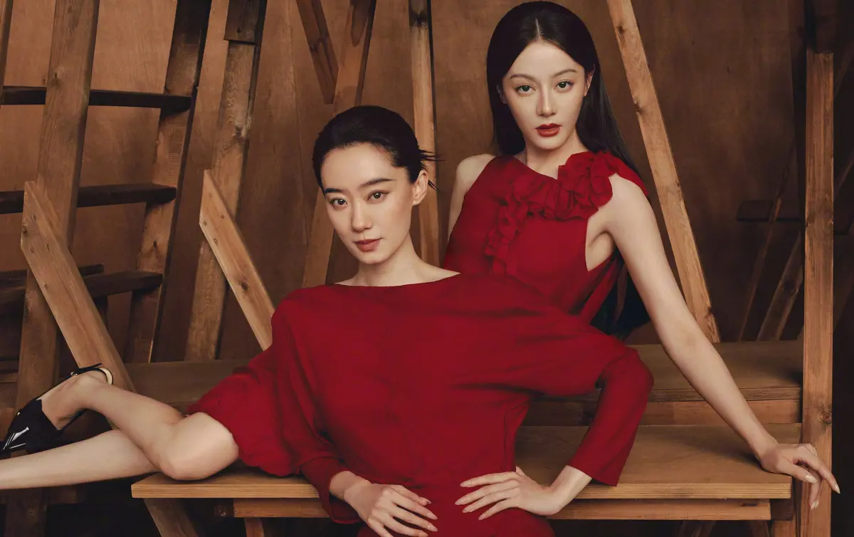 ▲迪麗熱巴（右）近日與眾女星一起拍攝中國版《VOGUE 》的9月雜誌封面，但卻因妝容與攝影角度讓她0死角美貌消失，臉還看起來很僵硬，讓粉絲忍不住驚訝表示：361度崩壞瞬間。（圖／微博@VOGUE服飾與美容）