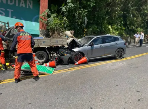 新北新店嚴重車禍釀1死3傷　小客車碰撞路邊工程車、工人遭波及
