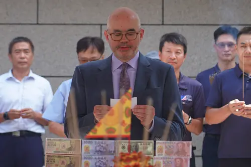 AIT中元普渡燒美金！供品擺香菜多力多滋　眾服了：比台灣人懂拜
