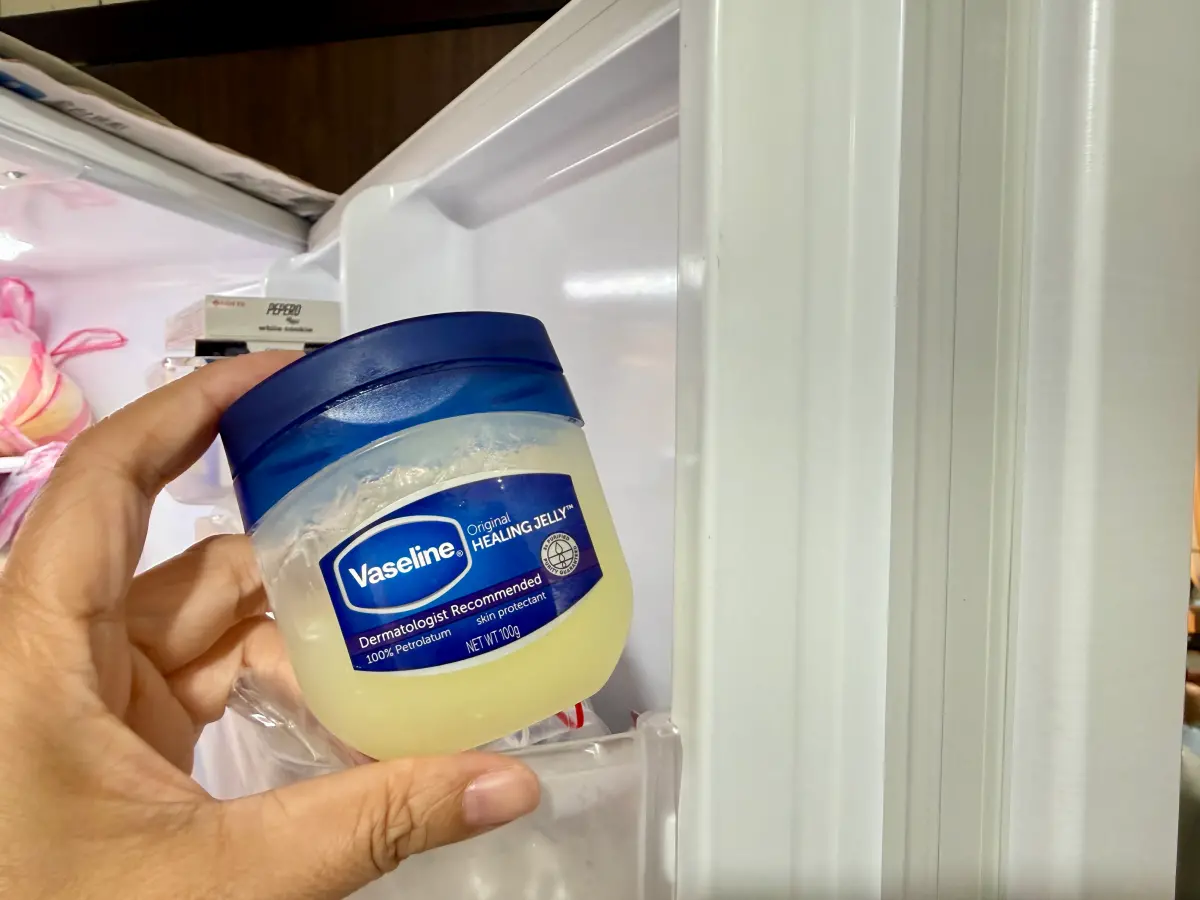 ▲國外有專家建議在冰箱膠條上抹上一層薄薄的凡士林，能提高膠條壽命和密封性。（圖／記者周淑萍攝）
