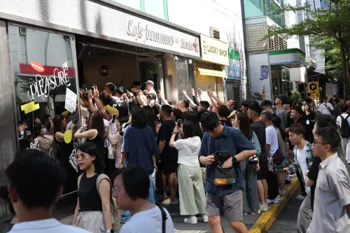 ▲蔡依林今（6日）下午在信義區開唱，現場人潮洶湧，許多觀眾站在外面欣賞。（圖／記者陳明安攝影）