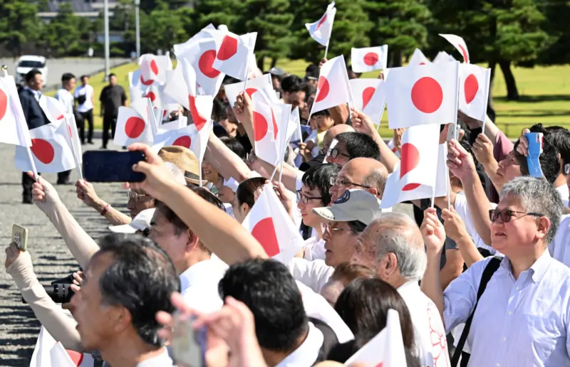    ▲許多日本民眾聚集在皇居外頭，希望能一睹悠仁風采。（圖／美聯社／達志影像）  