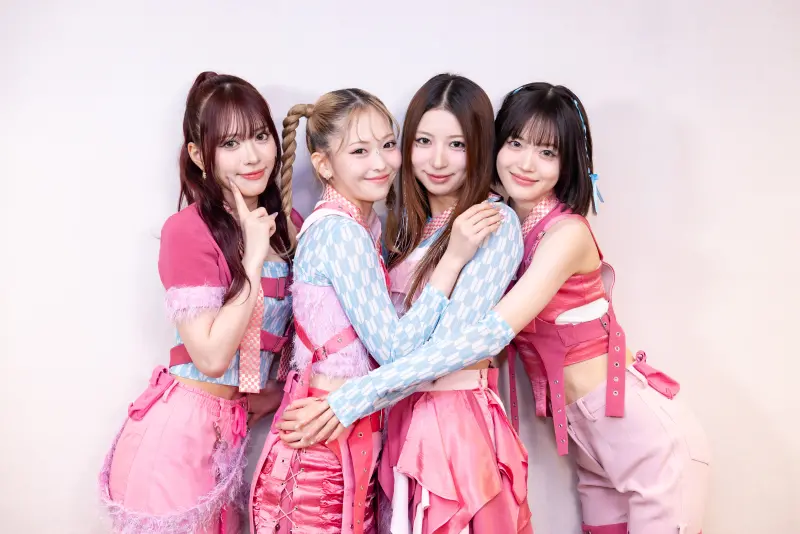 ▲@onefive成員KANO（左起）、MOMO、GUMI、SOYO來台表演，成員抽空去買泳衣，卻發現款式好老、太歐巴桑，最後決定不買了。（圖／COME ON JKSSP）