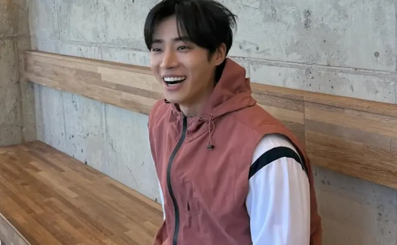 ▲秋英宇年初才因追蹤裸露網紅被罵翻，沒想到時隔7個月再爆爭議，被發現手機殼圖案是女學生站情趣用品店前，疑藏性暗示，再度遭到炮轟。（圖／秋英宇IG@cu.young）