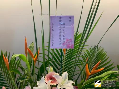 ▲林智勝引退賽，吳復連、吳念庭父子送上祝賀花藍。（記者／陳柏翰攝，2025.09.06）