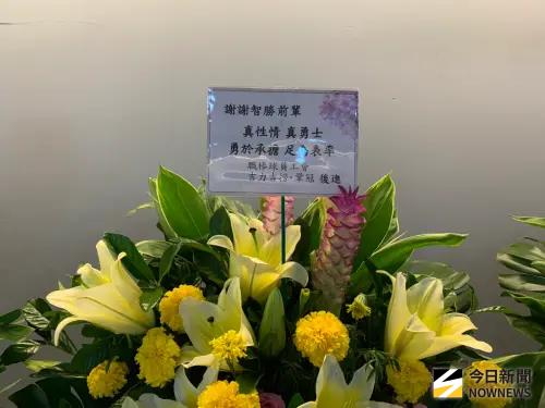 ▲林智勝引退賽，職棒工會理事長吉力吉撈・鞏冠送上祝賀花藍。（記者／陳柏翰攝，2025.09.06）