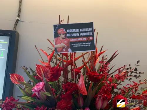 ▲林智勝引退賽，原住民棒球協會理事長王勝偉送上祝賀花藍。（記者／陳柏翰攝，2025.09.06）