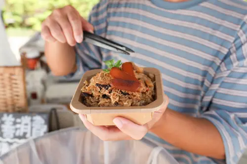 ▲有國宴油飯稱號的「頑固油飯」，讓傳統美食可再加入多種高檔海味更升一級。（圖／記者陳明安攝）
