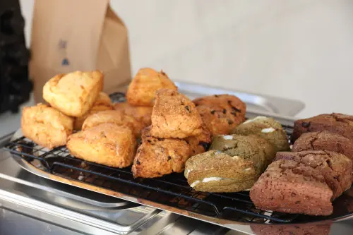 ▲「紺 司康專賣」帶來外型與口感都與眾不同的大司康。（圖／記者陳明安攝）