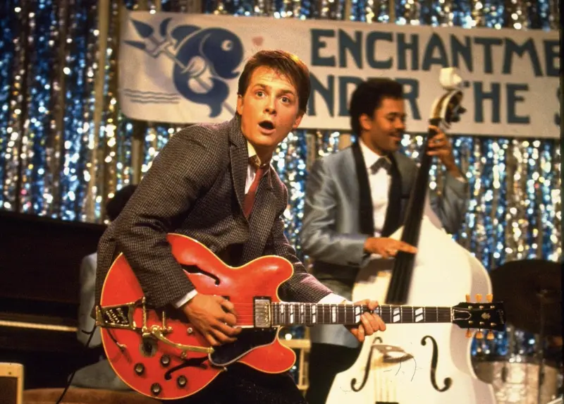 ▲影史經典賣座名片《回到未來》今年歡慶40週年，男主角米高福克斯（中）紅遍全球，也成為台灣年輕觀眾最喜愛的好萊塢偶像。當年其實少有人知道，他並非該片主角的第一人選，早在他之前，另外有人已經拍了快一半的戲分，因效果欠佳，才被他取代。（圖／摘自 IMDb）