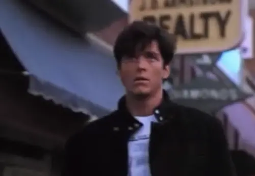 ▲艾瑞克史托茲才是《回到未來》第一任男主角人選，拍了一半的內容卻被換角，演出片段直到21世紀推出4K版DVD才首度對外曝光。（圖／摘自IMDb）