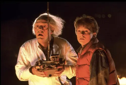 ▲克里斯多夫洛伊（左）和米高福克斯在《回到未來》的演出深受觀眾喜愛，現在兩人還常在影迷見面活動上碰頭。（圖／摘自IMDb）