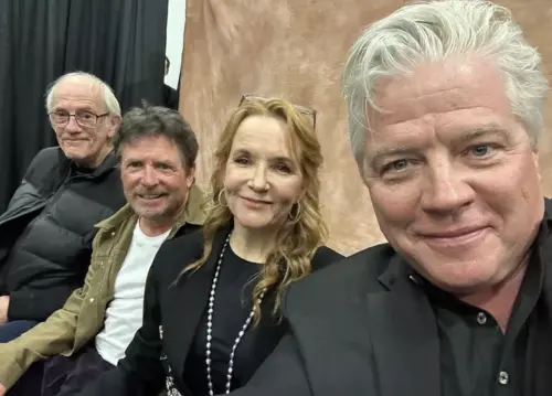 ▲克里斯多夫洛伊（左起）、米高福克斯、莉亞湯普遜、湯瑪斯威爾森多年後在《回到未來》影迷見面會上再度合體，勾起粉絲無限回憶。（圖／摘自 IG@lea_thompson）