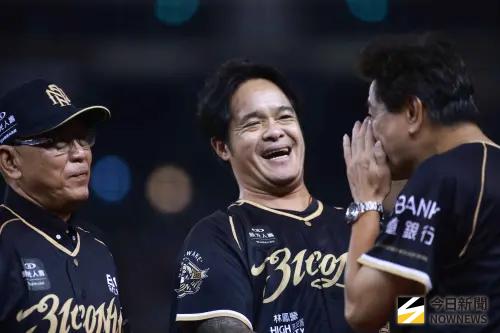 ▲「假日飛刀手」陳義信（右）與「鯊魚」鄭幸生（左）受邀替林智勝（中）引退賽開球。（圖／記者葉政勳攝，2025.09.06）