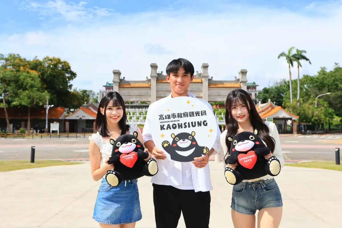 ▲觀光局特別與台鋼雄鷹棒球隊聯手合作，邀請棒球選手陳文杰、啦啦隊Wing Stars李樂與Nina共同宣傳「澄清湖野餐日」與現場消費集點贈票活動。(圖／高市府觀光局提供)