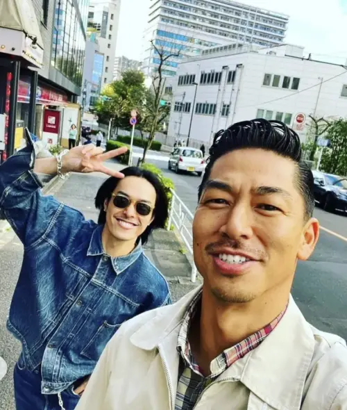 ▲今市隆二（左）跟師兄AKIRA感情好，AKIRA也曾為了師弟發展，在台時不斷力薦推捧。（圖／愛貝克思提供）