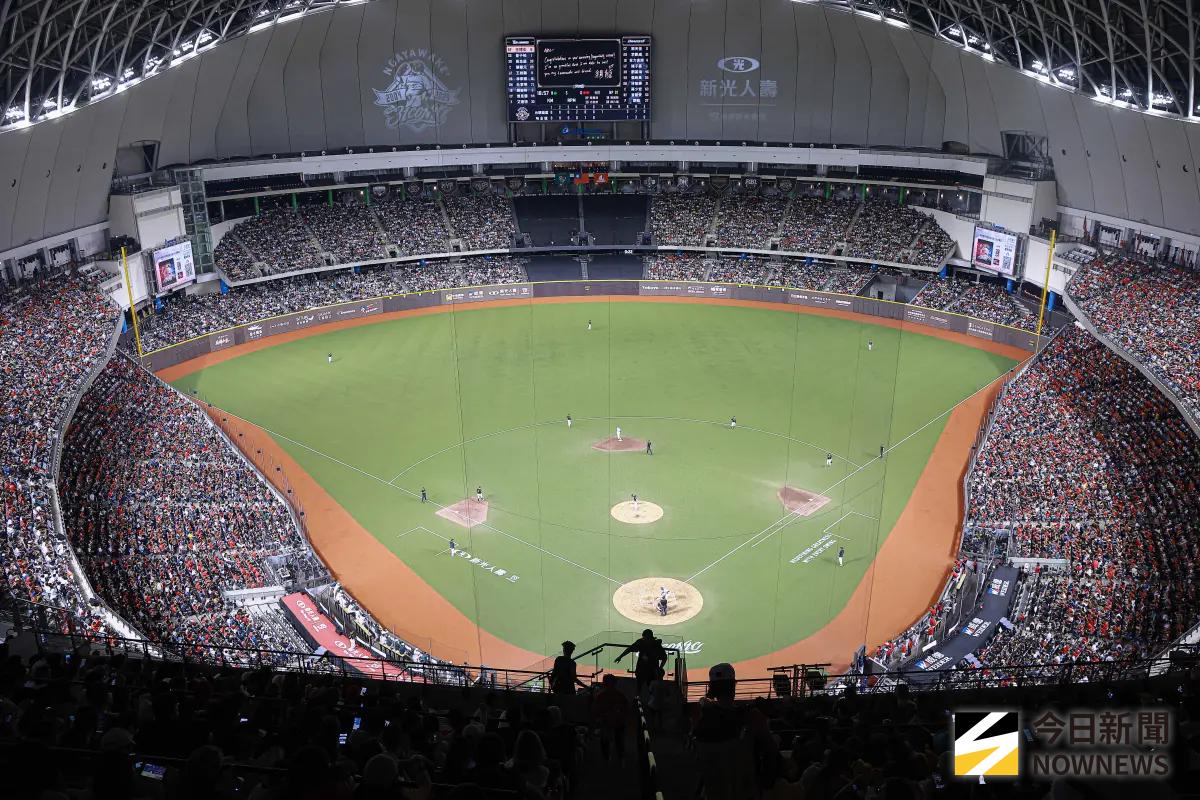 ▲味全龍林智勝引退系列賽第3戰也吸引滿場4萬人球迷進場，連2天4萬人滿場、單一系列賽總票房破10萬人，雙雙寫下中職首見紀錄。（圖／記者葉政勳攝 ,2025.09.06）