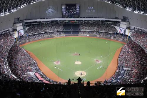 ▲味全龍林智勝引退系列賽第3戰也吸引滿場4萬人球迷進場，連2天4萬人滿場、單一系列賽總票房破10萬人，雙雙寫下中職首見紀錄。（圖／記者葉政勳攝 ,2025.09.06）