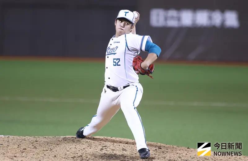 ▲台鋼雄鷹「即戰力」狀元韋宏亮中職初登板繳出1局無失分內容，有不少網友發現他為2005年10月出生，今年才19歲，不禁大嘆：「怪不得是怪元！」（圖／記者葉政勳攝 ,2025.09.06）