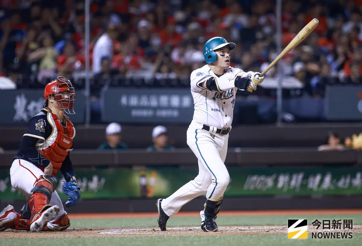 ▲台鋼雄鷹本季首度擔任大巨蛋主場球隊，迎戰樂天桃猿2連戰首場，靠著打擊王吳念庭單場雙安，搭配先發洋投艾速特5.2局僅失1分好投，終場5：2贏球。（圖／記者葉政勳攝 ,2025.09.06）