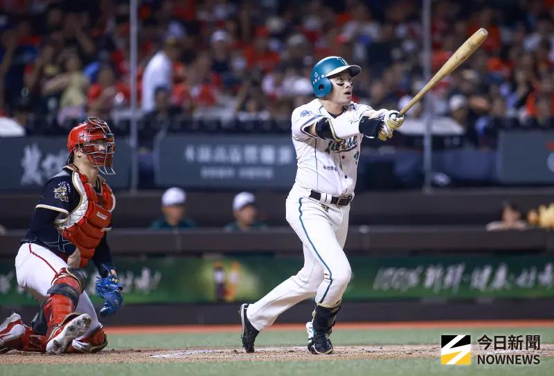 ▲台鋼雄鷹本季首度擔任大巨蛋主場球隊，迎戰樂天桃猿2連戰首場，靠著打擊王吳念庭單場雙安，搭配先發洋投艾速特5.2局僅失1分好投，終場5：2贏球。（圖／記者葉政勳攝 ,2025.09.06）