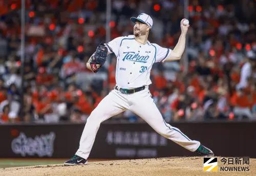 ▲台鋼雄鷹洋投艾速特今日先發面對樂天桃猿，雄鷹若能奪勝，雙方勝差將縮小至0.5場。（圖／記者葉政勳攝 ,2025.09.06）