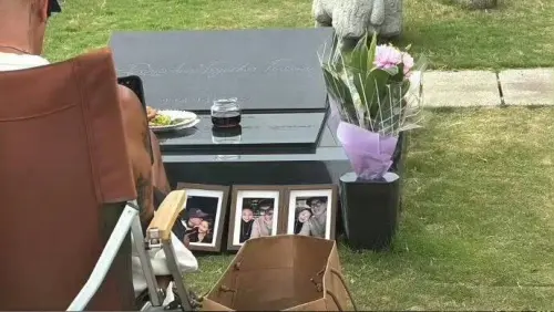 ▲具俊曄（如圖）暴瘦坐墓前幫大S修照片！憔悴身影逼哭粉絲：超乎想像的愛。（圖／微博@文娛醬）