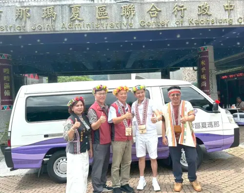 ▲高雄市區監理所舉行愛爾麗醫療集團捐贈那瑪夏區公所幸福巴士贈車儀式，由高雄市區監理所旗山監理站站長鄭棍泉(中)主持。(圖／高雄市區監理所提供)