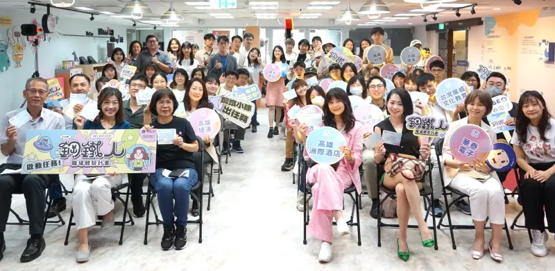 ▲勞動部勞動力發展署高屏澎東分署青年職涯發展中心舉辦鋼鐵人職場體驗計畫結業儀式，由高屏澎東分署副分署長柯秀燕(前排左3)主持。(圖／勞動部高屏澎東分署提供)