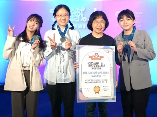 ▲勞動部勞動力發展署高屏澎東分署副分署長柯秀燕(右2)頒發結業證書及徽章給結業青年。(圖／記者黃守作攝)