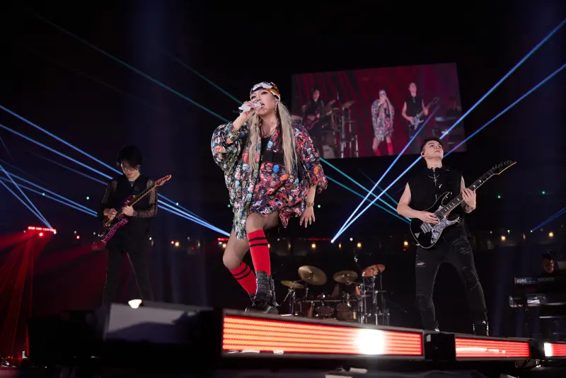 ▲林智勝引退賽上請到張惠妹（如圖）賽後獻唱，讓台下的啦啦隊女神李多慧激動不已，返家後還持續大跳〈三天三夜〉，更直呼：「一點也不會累！」（圖／聲動娛樂提供）