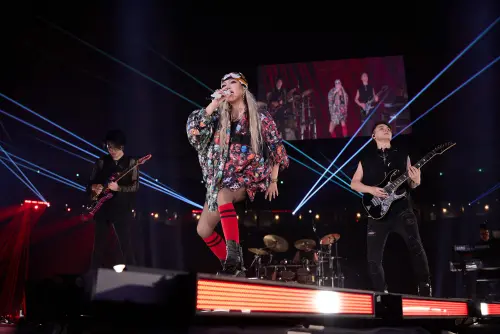 ▲張惠妹（中）唱林智勝應援曲感動球迷！三天三夜全場狂跳驚呼：3級地震。（圖／聲動娛樂提供）