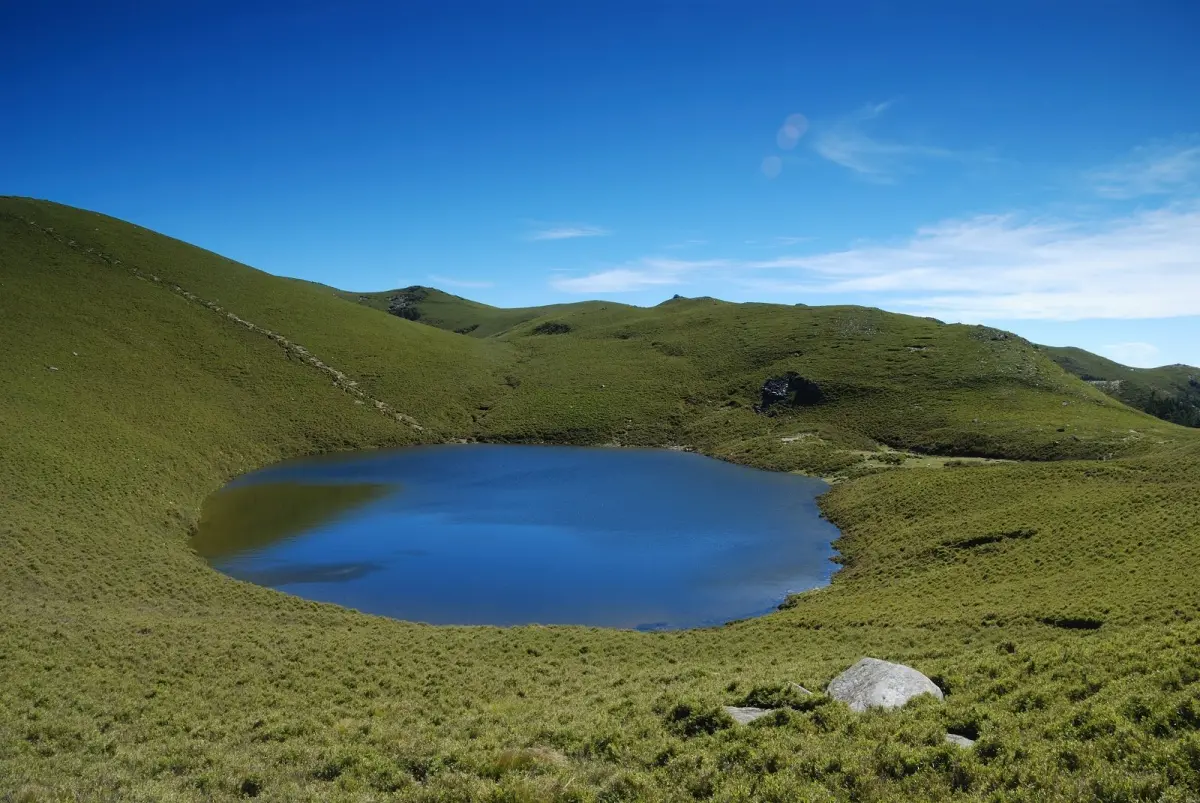 ▲「嘉明湖」位於中央山脈三叉山稜線下方、海拔3310公尺處，晴朗時湖面湛藍，宛如寶石鑲嵌山間，因長年靜謐又美麗，也被山友暱稱為「天使的眼淚」。（圖／取自臉書粉專「愛上嘉明湖」）