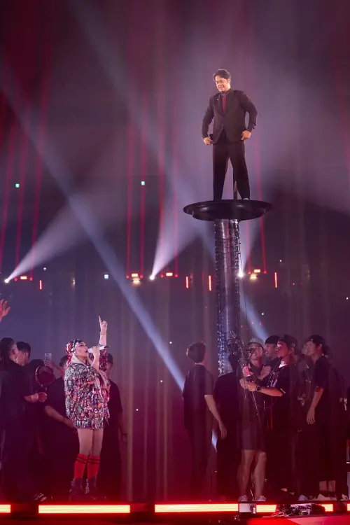 ▲林智勝站上升降舞台，張惠妹也帶領全場球迷一同清唱大師兄應援曲。（圖／聲動娛樂提供）