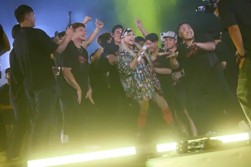 ▲張惠妹唱《跳進來》時，邀請味全龍所有球員上台跳舞。（圖／聲動娛樂提供）