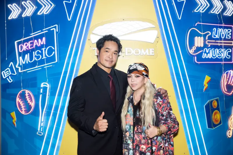 ▲林智勝引退賽Day 2，張惠妹擔任賽後獻唱嘉賓，熱唱5首經典歌曲，林智勝也透露張惠妹選唱《鋼鐵男子》的原因，讓自己想到2013年受傷、復健時的經歷。（圖／聲動娛樂提供）