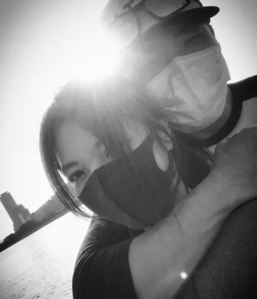 ▲相馬茜（左）在台灣學中文，與李玖哲（右）從笨拙溝通中逐漸靠近，笑聲成了最自然的愛情語言。（圖／翻攝自IG＠nickyleenickylee）