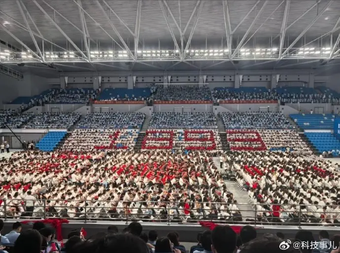    ▲武漢大學開學典禮上用座位排出「1893」等特殊字樣，因此校方才師生入場前在椅子上做標示。（圖／翻攝自微博）  