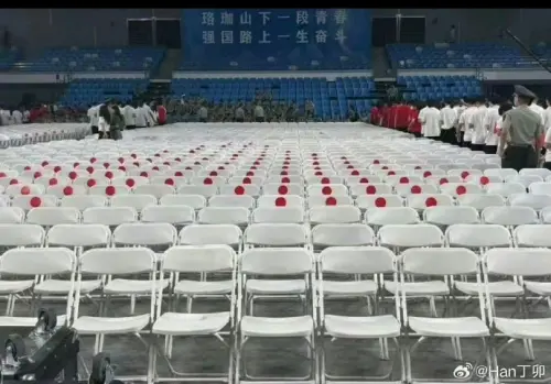 武漢大學「白椅紅貼紙」挨轟媚日！中國網友玻璃心？校方急道歉
