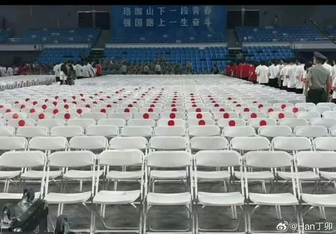 ▲武漢大學開學典禮上白色椅背的紅色圓點，讓人一眼看去想到日本國旗，中國網友怒轟武漢大學媚日，校方緊急發聲致歉。（圖／翻攝自微博）