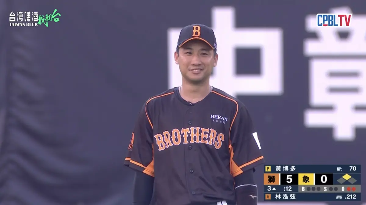 ▲中信兄弟外野手林書逸，守備疑似受到燈光影響，讓球落地後，未積極追球，賽後遭「炎上」。（圖／截圖自CPBL TV）