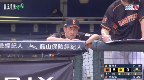 ▲中信兄弟外野手林書逸發生守備失誤後，總教練平野惠一表情相當無奈。（圖／截圖自CPBL TV）