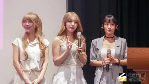 ▲禹菡（左）為了自己職業生涯第一張1/1的女孩卡，特地上拍賣網將其標回來，沈珈妤（右）則是鍾愛動漫系列卡牌，尤其珍藏好友禹菡送她的一套9張伊布卡牌。（圖／記者張一笙攝）