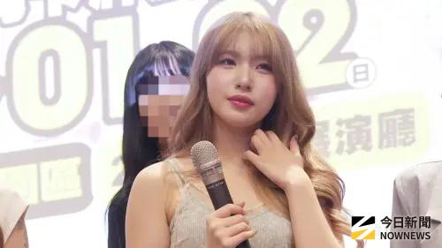 ▲台鋼雄鷹啦啦隊WING STARS人氣女孩一粒的親姊姊（後）是廉世彬（前）的翻譯兼經紀人，被不少粉絲敲碗：「請問粒姐能一起參加合唱嗎？」（圖／記者張一笙攝）